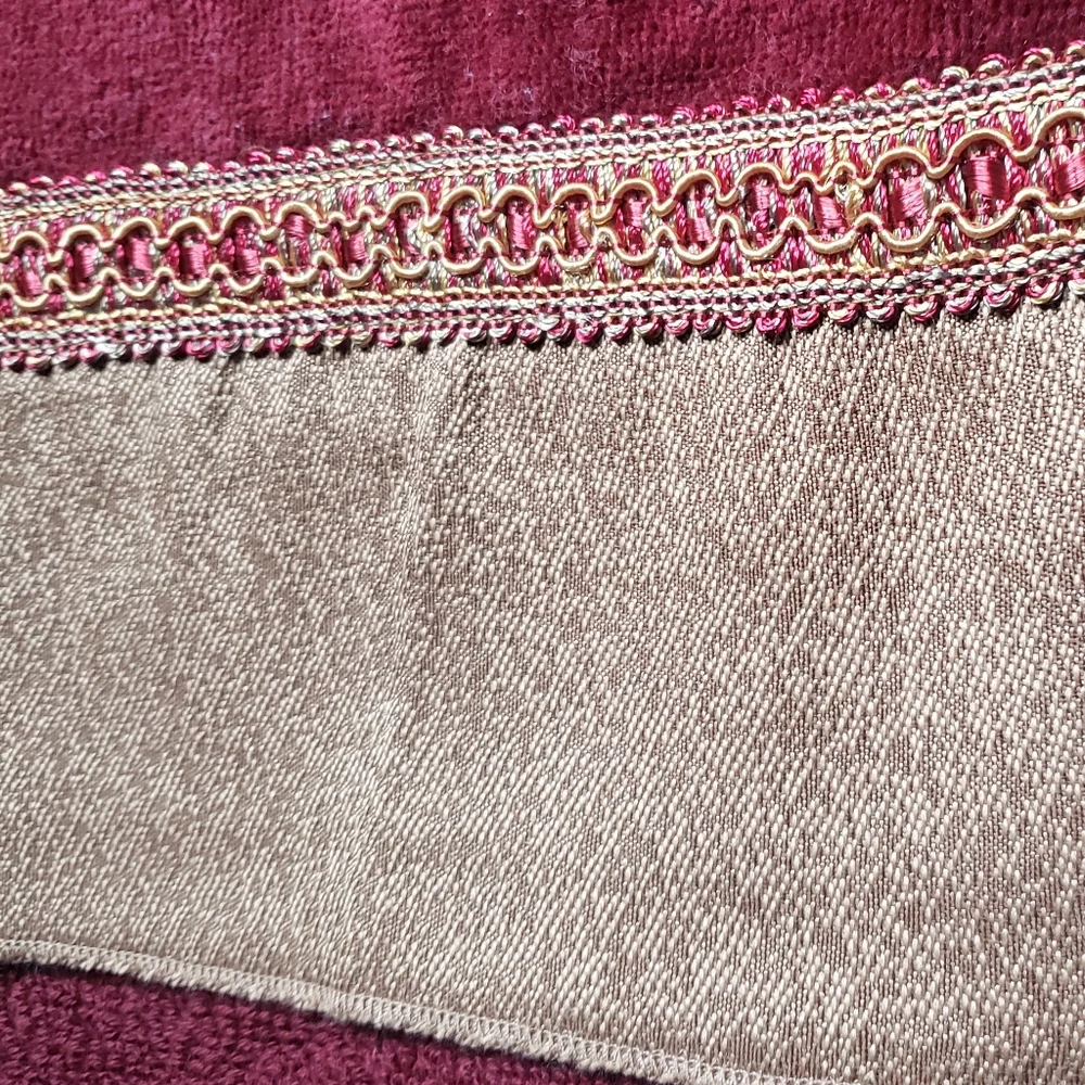 Bombay Pavanne Bath Towel with Gold Trim NWT